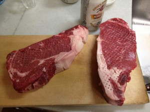 買ってきた肉２枚。焼く直前。